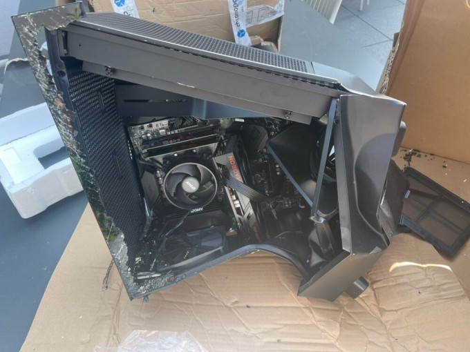 The gamer ordered a computer for 1,000 euros, but when it was delivered, the condition was deplorable (4 photos + 1 video)