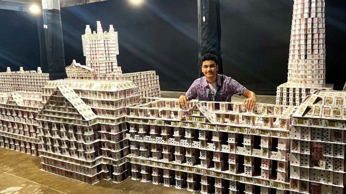 A patient schoolboy assembled a huge house of cards (4 photos + 1 video)
