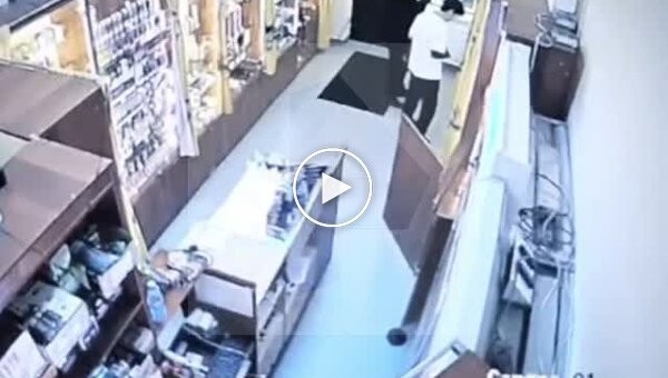 В России покупатель попросил продавца показать нож и с помощью него ограбил магазин