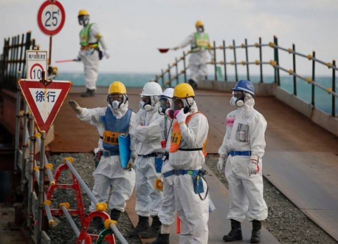Двое рабочих с "Фукусимы" попали в больницу из-за заражения радиацией (2 фото)