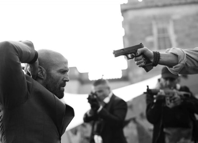 Jason Statham showed black and white footage from the filming of the action movie “The Beekeeper” (8 photos)