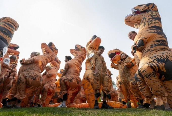 Dinosaur races took place in the USA (10 photos + 1 video)
