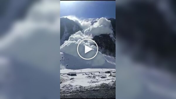 Сход массивной снежной лавины в индийском штате попал на видео