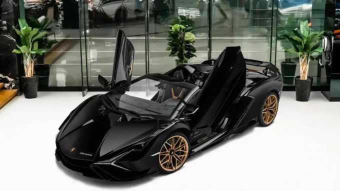Lamborghini Sian roadster without mileage put up for sale for $4.6 million (8 photos)