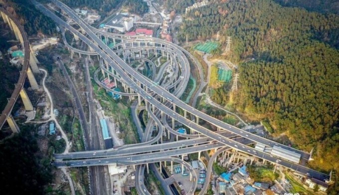 A road junction in China that looks like a roller coaster (3 photos + 1 video)