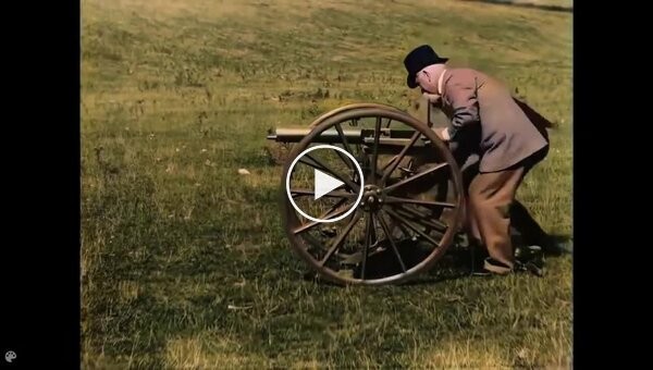 Сэр Хайрем Стивенс Максим демонстрирует свой пулемет, 1897 год