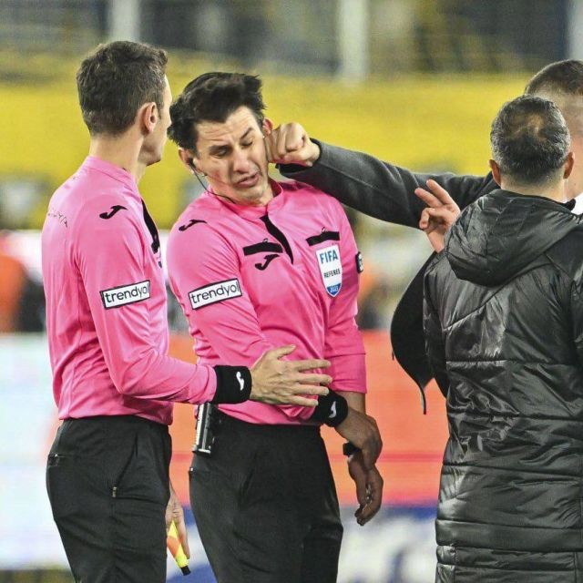The president of the Turkish football club beat the referee during the match (2 photos + 2 videos)