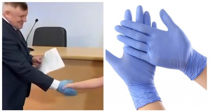 Мэр города Ишима в России вручил сертификаты молодым семьям, надев на руку медицинскую перчатку (2 фото + 1 видео)