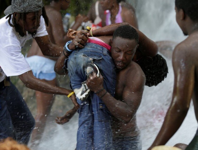 Аморальный ритуал на Гаити, в существование которого в 21 веке очень сложно поверить (7 фото)
