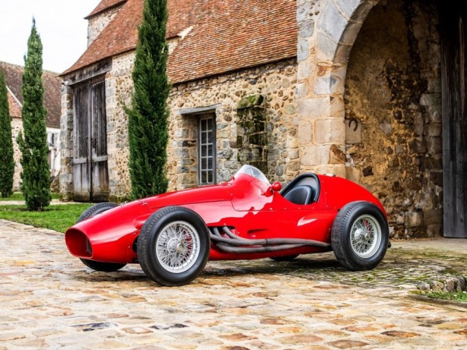 70-летний болид Формулы-1 Ferrari Tipo 625 выставили на аукцион (13 фото)