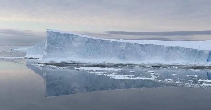 The world's largest iceberg washed up in the clear waters of the Southern Ocean (7 photos + 2 videos)