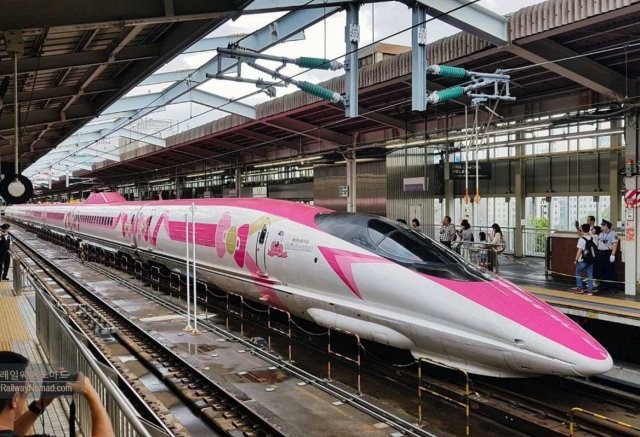 Высокоскоростной японский поезд Shinkansen от Hello Kitty (5 фото)