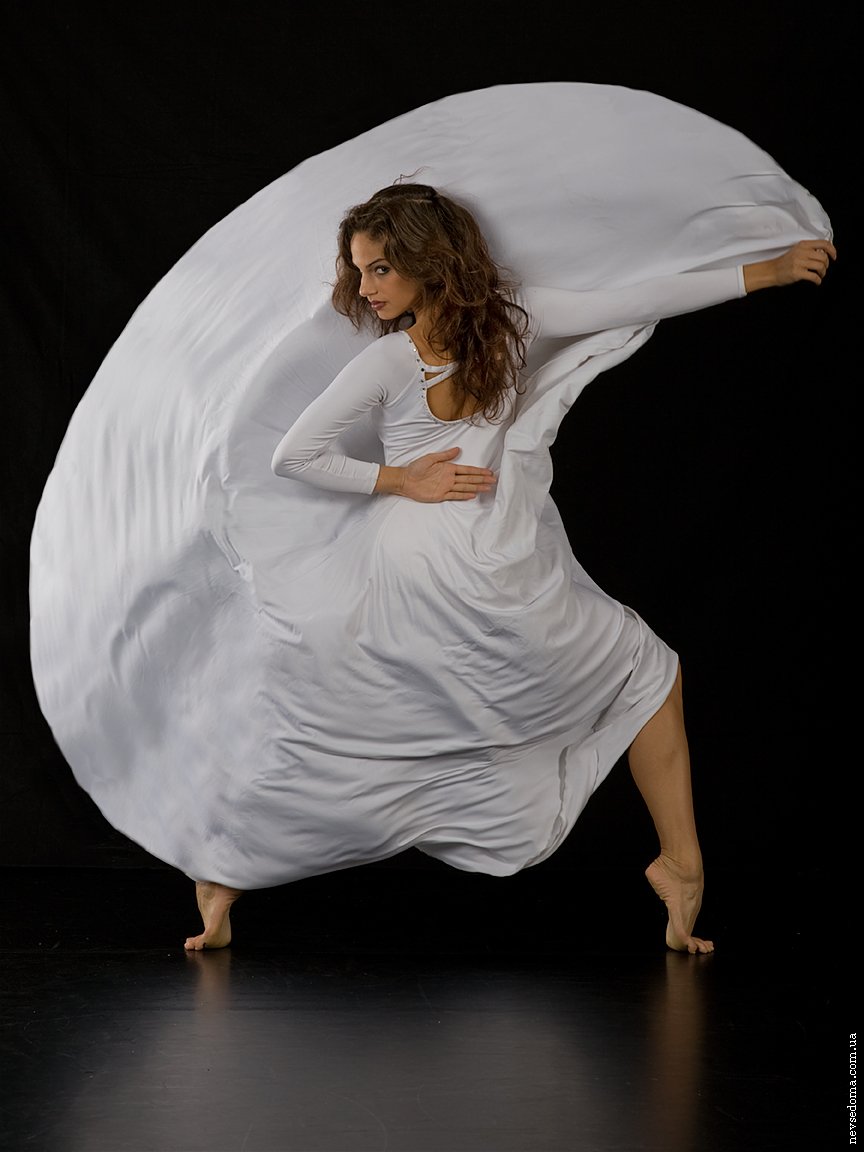 Она танцует в белом платье смотрит тайно. Танцующая девушка в белом. Летящее платье для танца. Фотосессия с тканью. Женщина в белом танцует.